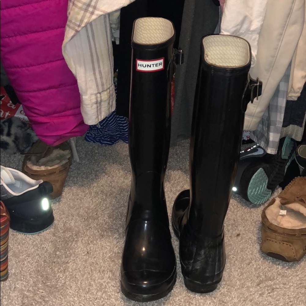 Hunter tall gloss black rain boots. Size US 6M/7F